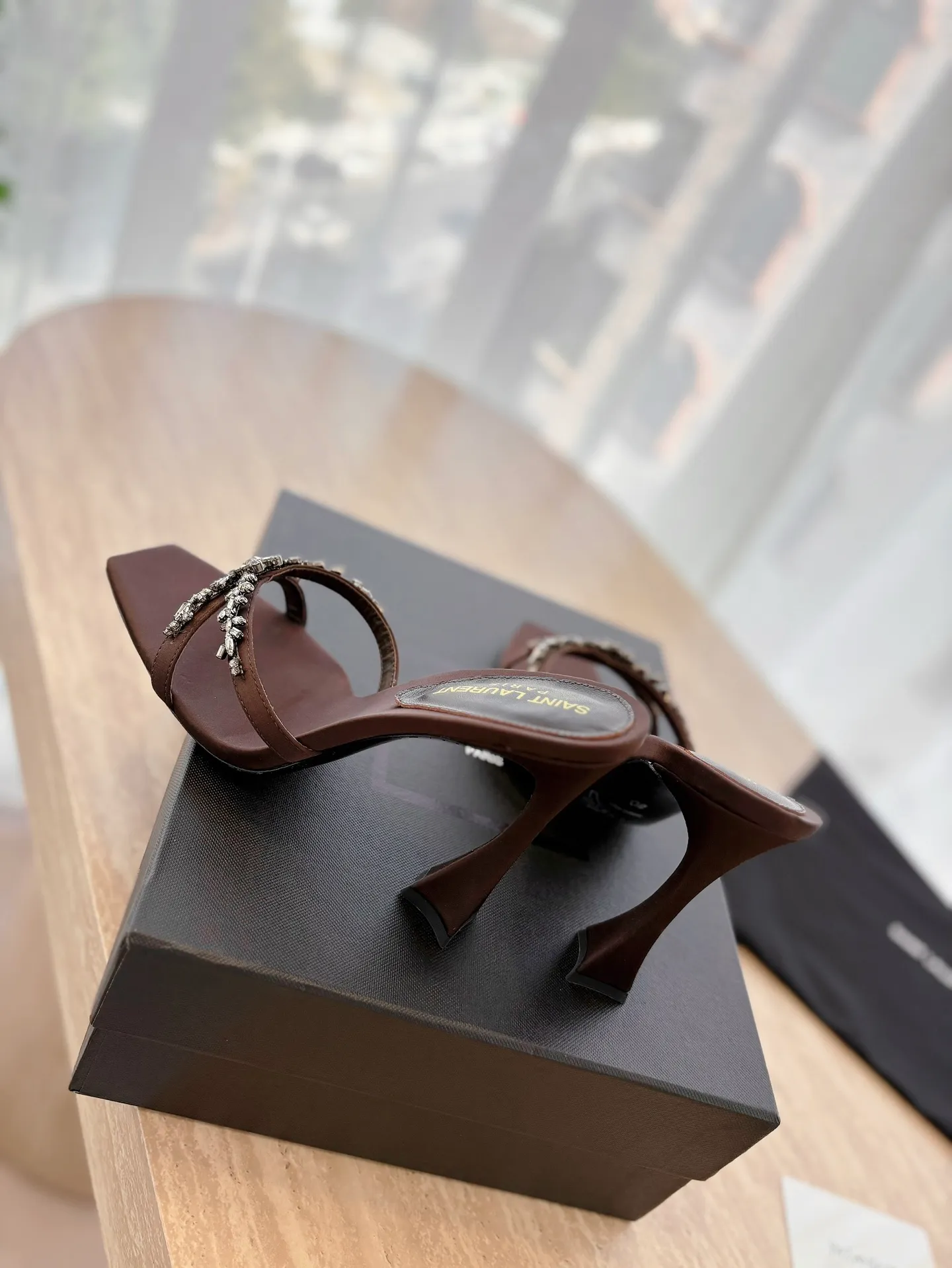 👟👟Ex-factory price 540👟👟 High version "SAINT LAUREN*" Saint Laurent YSL 25ss/spring and summer new catwalk style large rhinestone high-heeled shoes and sandals. Only YSL understands women's hearts best and does not accept refutation. It is a super invincible feminine artifact and a must-have for women (z-product full-body customization, own molded hardware accessories, perfect consistency). Compare the differences between pictures and goods on the market. ✔Upper: Customized imported calf patent leather/silk ✔Lining: Imported 🐑sheep leather ✔Sole: Imported genuine leather outsole ✔Heel height: 10.5cm ✔Number of yards: 35-39 (40 can be customized and non-returnable) (Full set of packaging)